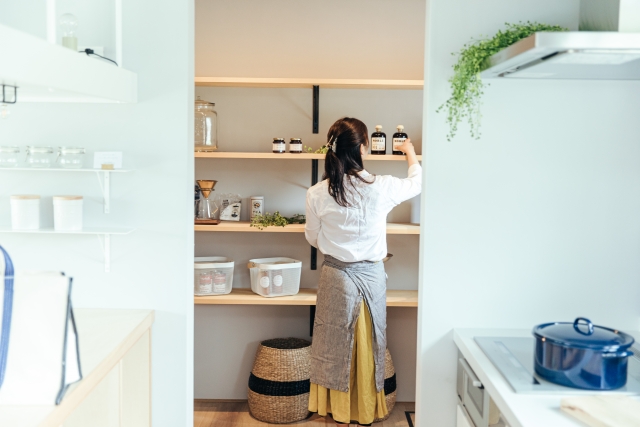 パントリーにいる女性