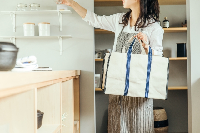 エコバックを持つ女性