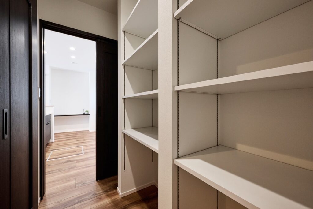 ウォークインタイプのパントリー