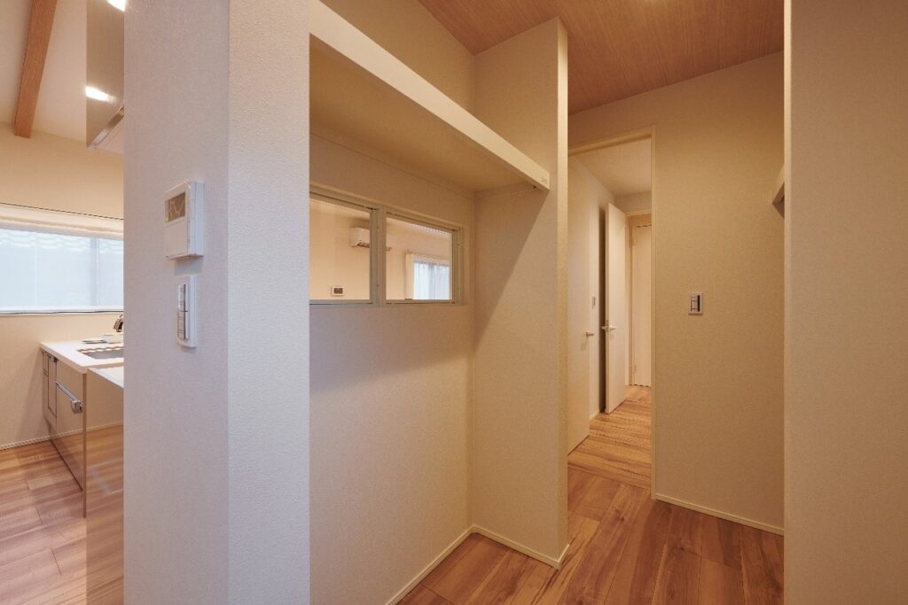 ウォークスルータイプのパントリー