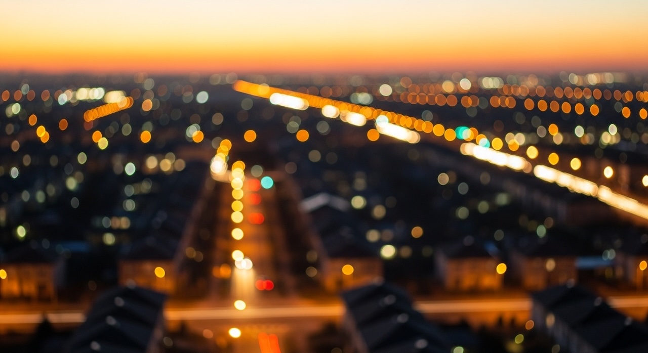 夕暮れの街を見下ろしたぼんやりとした夜景