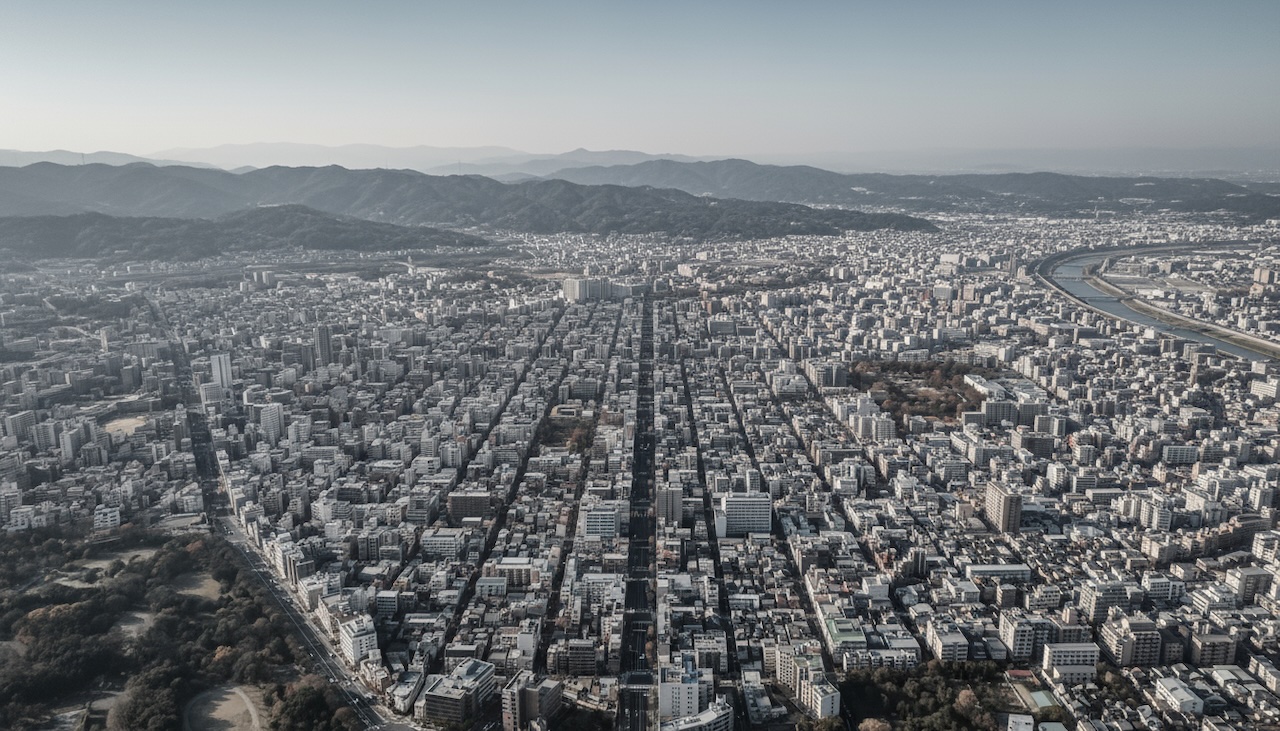 山並みを背景に広がる都市の俯瞰景