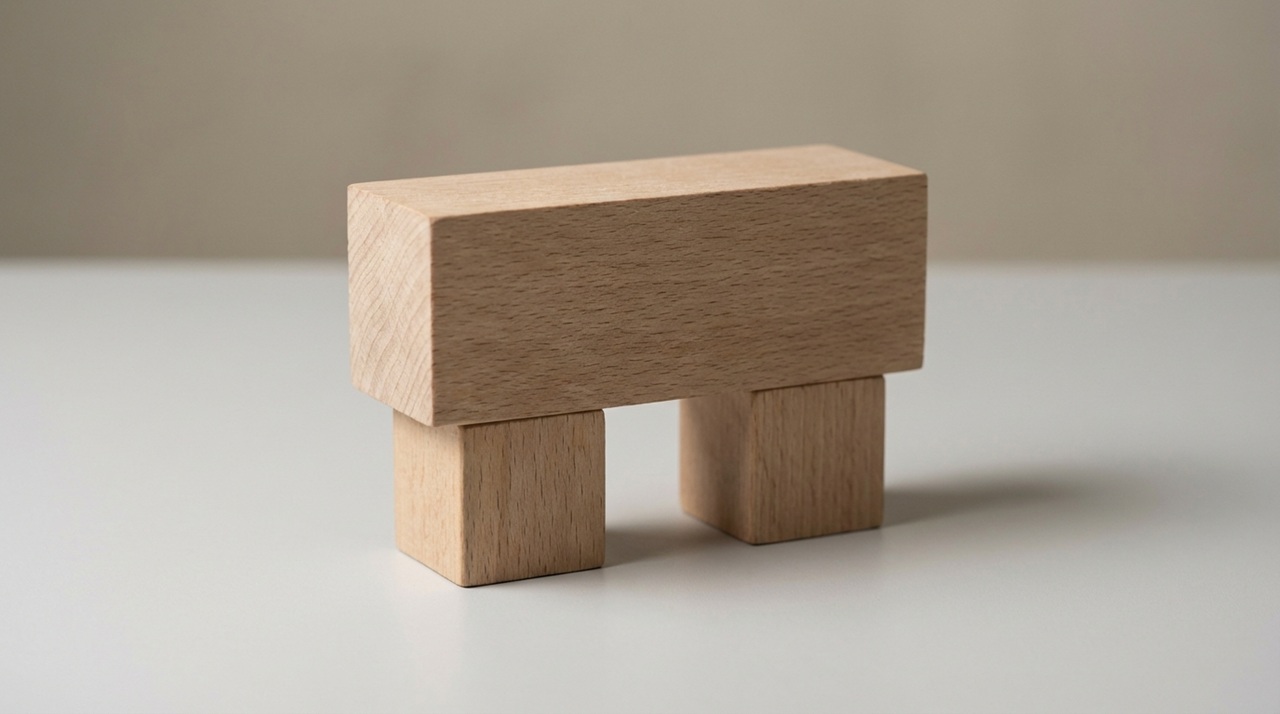 木製の積み木を組み合わせたシンプルな門のような形状のオブジェ