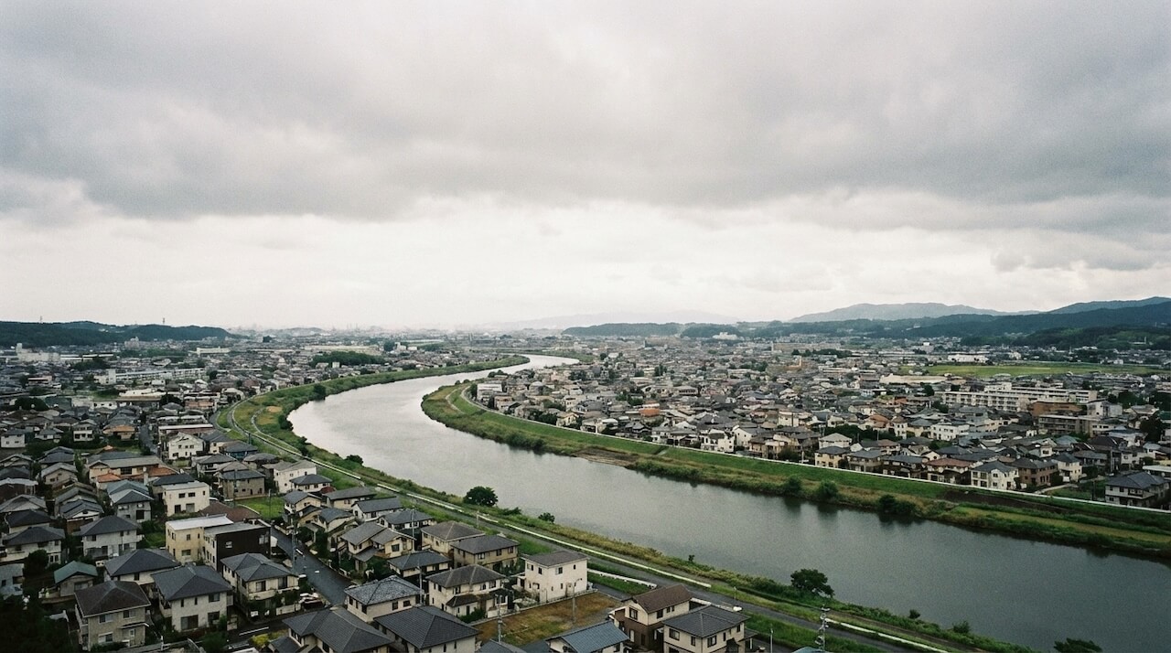 川沿いに広がる住宅街の全景